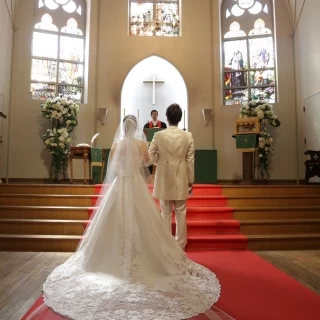 ロングトレーンのドレスと赤いバージンロードの組み合わせ！