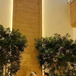 チャペルの天井は高く、太陽の光が差し込みます!