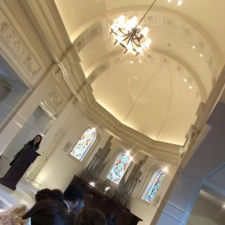 チャペルは天井高い