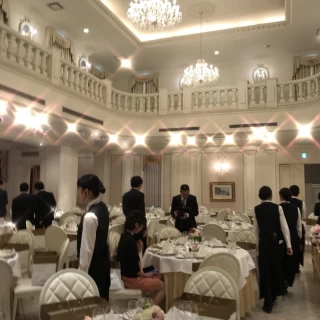披露宴会場のシャンデリアが綺麗だったとのことです