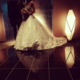 結婚式後の写真撮影。挙式会場の外廊下スペースです。