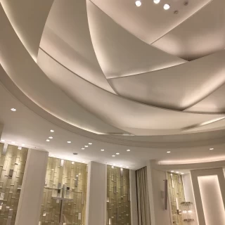 天井がバラの形に！