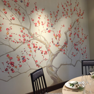 「モニカ」の壁面。この部屋は梅をテーマとしているようです。