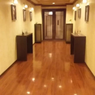 チャペルに続く通路。両側の額縁に二人の写真を飾るそうです。