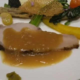 石窯を割る演出をした後にお肉がゲストに配られて、好評でした