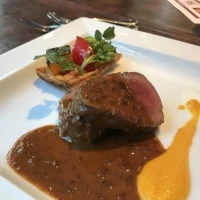 肉料理。プラス1000円で信州牛に変更できる