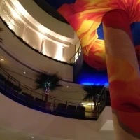 ロビー吹き抜けで広々♪