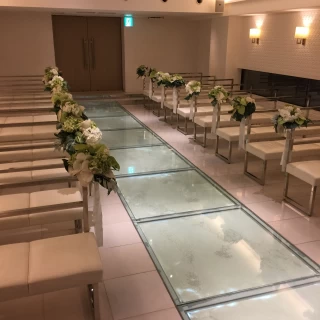 海が見えるシンプルなチャペルです。