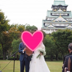 大阪城をバッグに新郎新婦の誓約|485080さんの大阪城西の丸庭園 大阪迎賓館の写真(912453)
