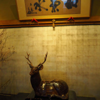菊水楼の有名スポット。建物入口では鹿が出迎えてくれます。