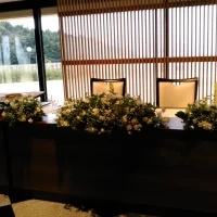 新郎新婦席、装飾は準備中です。