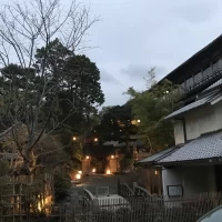 夜の外観