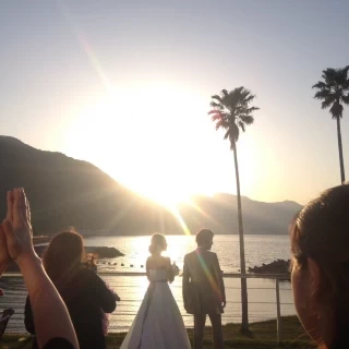 夕陽を眺めながらのブーケトス