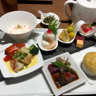 シェフから料理の説明があり、温かい料理もありました。