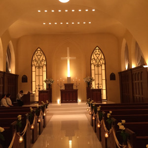 荘厳な教会と一棟貸切レストラン 高い天井 長いバージンロード ステンドグラスとまさに理想の教 口コミ 評判 南青山ル アンジェ教会 ウエディングパーク