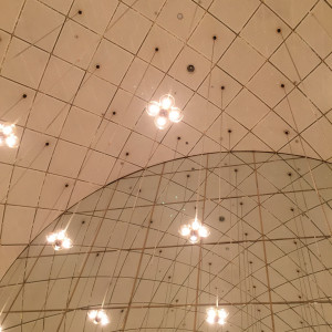 このライトが天井から降りてきます。|485420さんのウエストシティホール&ウエディング アイの写真(566141)