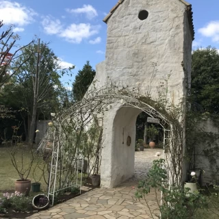 三角屋根の向こう側からブーケトスができます