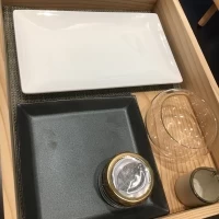 春にオープンする新会場で使われる食器です