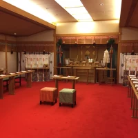 神殿です。
後ろに友人も座れるようです。