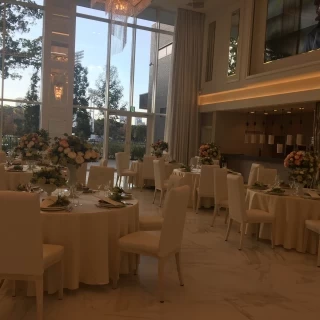 白を基調とした披露宴会場