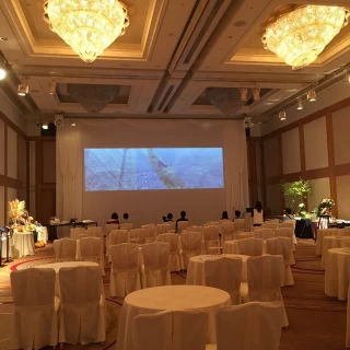 こちら宴会棟の披露宴会場