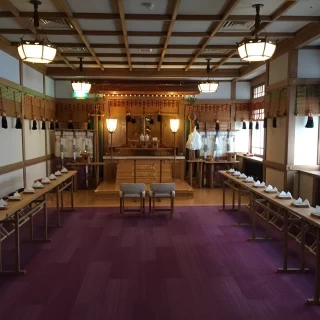 館内神殿。親族は各側に一列に並ぶ。