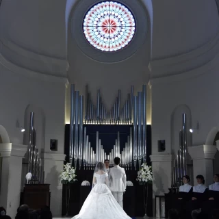 厳かな雰囲気のチャペル