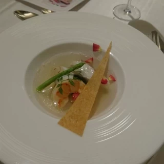 魚料理です。スープを注ぐパフォーマンスがありました。