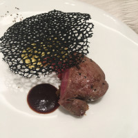 イカスミのアレンジされたデザイン豊かなお肉