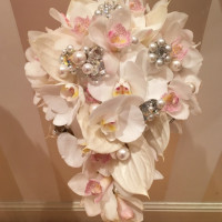 ウエディングドレス用ブーケ
胡蝶蘭にビジューを装飾