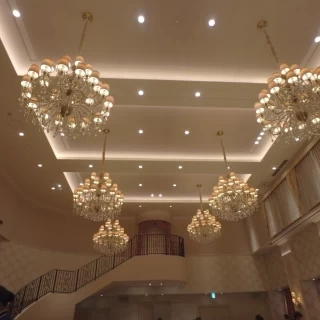 大きな階段が印象的なピンクの可愛い会場です。