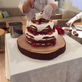 ウエディングケーキもデザートブッフェで配りました。
