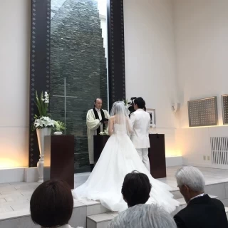 白を基調としたチャペル。正面には滝が流れています。