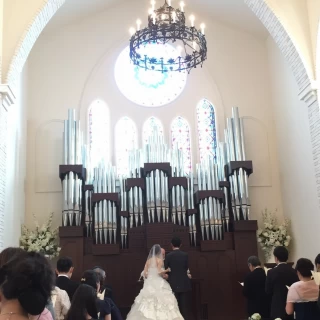 明るくてステンドグラスが綺麗です(’-’*)♪