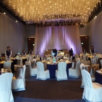 統一感のあるきれいな披露宴会場です