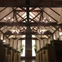温かみのある雰囲気。天井のドレープもいい感じ。