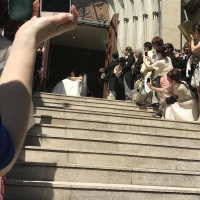 チャペル外の大階段。みんな写真待ち構えてます。