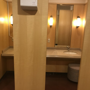 女子トイレには個別になっているパウダールームあり。|486286さんのホテルニューオータニ幕張の写真(623984)