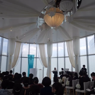 自然光で明るいチャペル