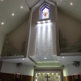 祭壇の部分はキレイでした。