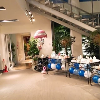ウェルカムルームです。披露宴会場の前の部屋です