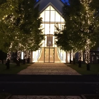 夜の外からのチャペル。