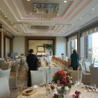 程よい色合いの披露宴会場