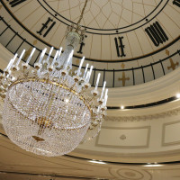 披露宴会場の天井。大きなシャンデリアと時計モチーフのデザイン
