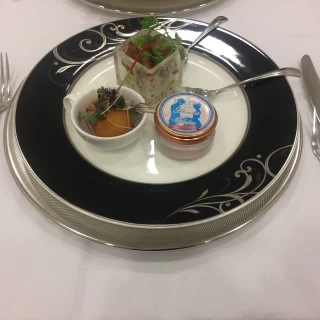 オリジナルで自分たちの名前を入れられる缶を作れます。