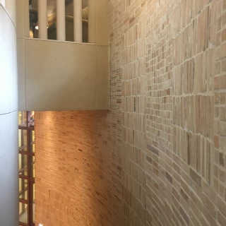 挙式場に向かう階段。結構高さがあります