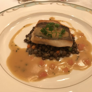 鯛のポワレとレンズ豆のラグーにバジルの香りを乗せて