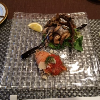 魚の唐揚げが骨ごと食べれて絶品です。