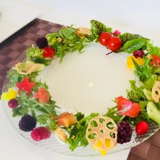 クリスマスリーフをイメージしたサラダ