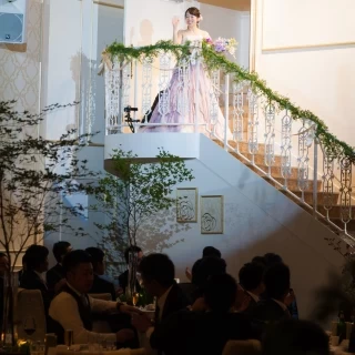 階段から登場しました